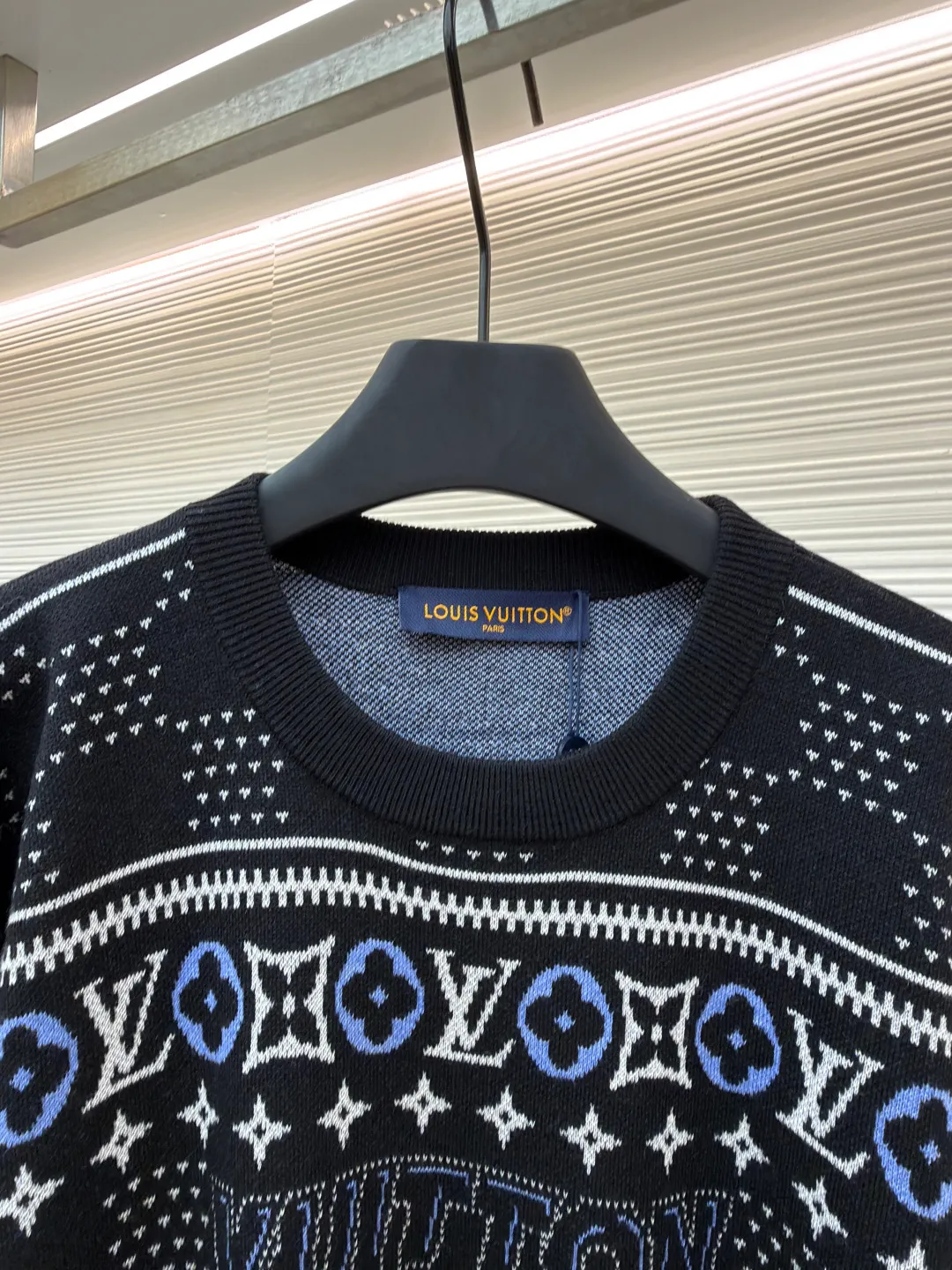LOUIS VUITTON ski series jacquard knitted sweater ●Original version: purchased and developed for 12800 ●Item number: 1680728-B25 ●Fabric: sheep wool blended fabric ●Technology: jacquard texture ●Version: fitted version ●Size: XS-S-M-L ●Description: Made of custom-made sheep wool blend fabric, it outlines the classic pattern and brand logo jacquard texture on a deep background, and then reimagines the Fair Isle sweater with a soft dropped shoulder design, all-over LV Fair Isle jacquard, embellished with Damier and Monogram details, with Vuitton in the center The logo jacquard, ribbed collar, cuffs and hem can be matched with bottoms of the same season to create a fashionable look. It can be worn with a ski jacket or light up the bonfire to suit various occasions. Customized accessories, complete with three labels, same style for men and women!